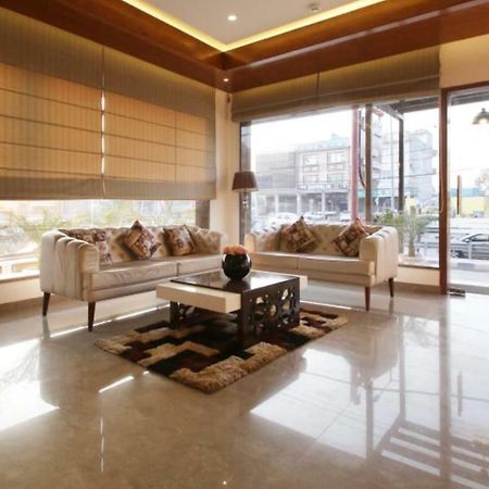 Al-Qasa Hotel Zirakpur Buitenkant foto