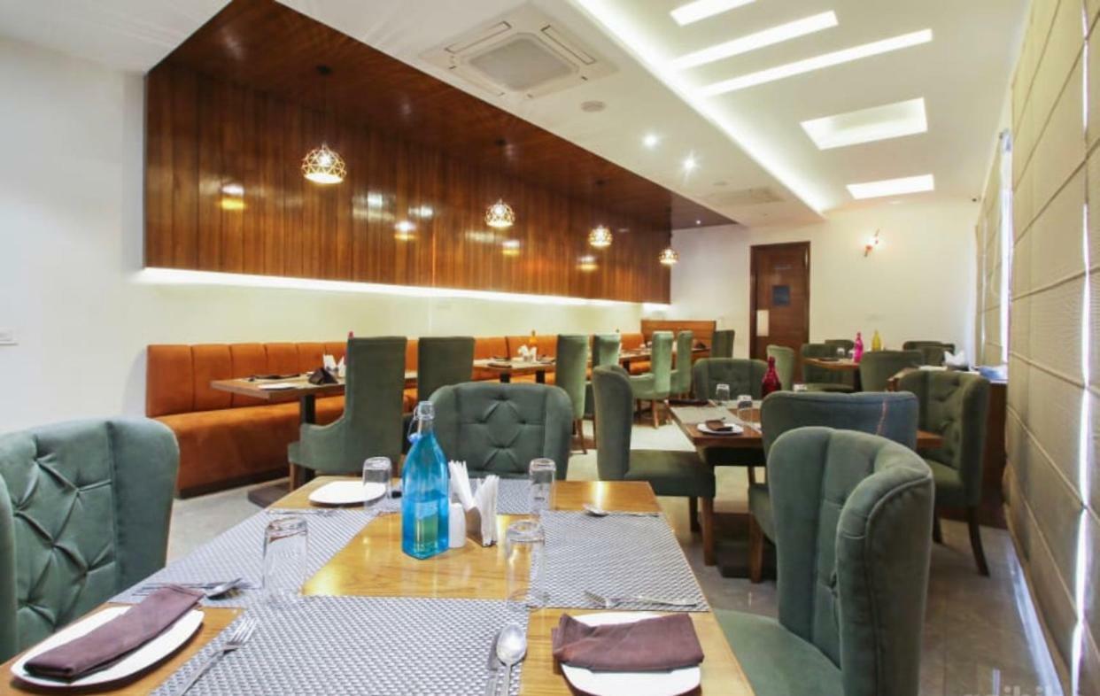 Al-Qasa Hotel Zirakpur Buitenkant foto