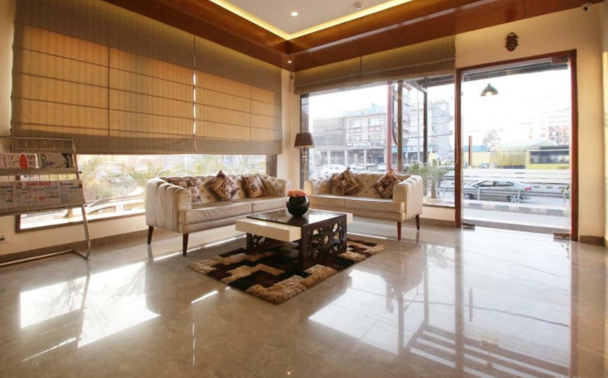 Al-Qasa Hotel Zirakpur Buitenkant foto