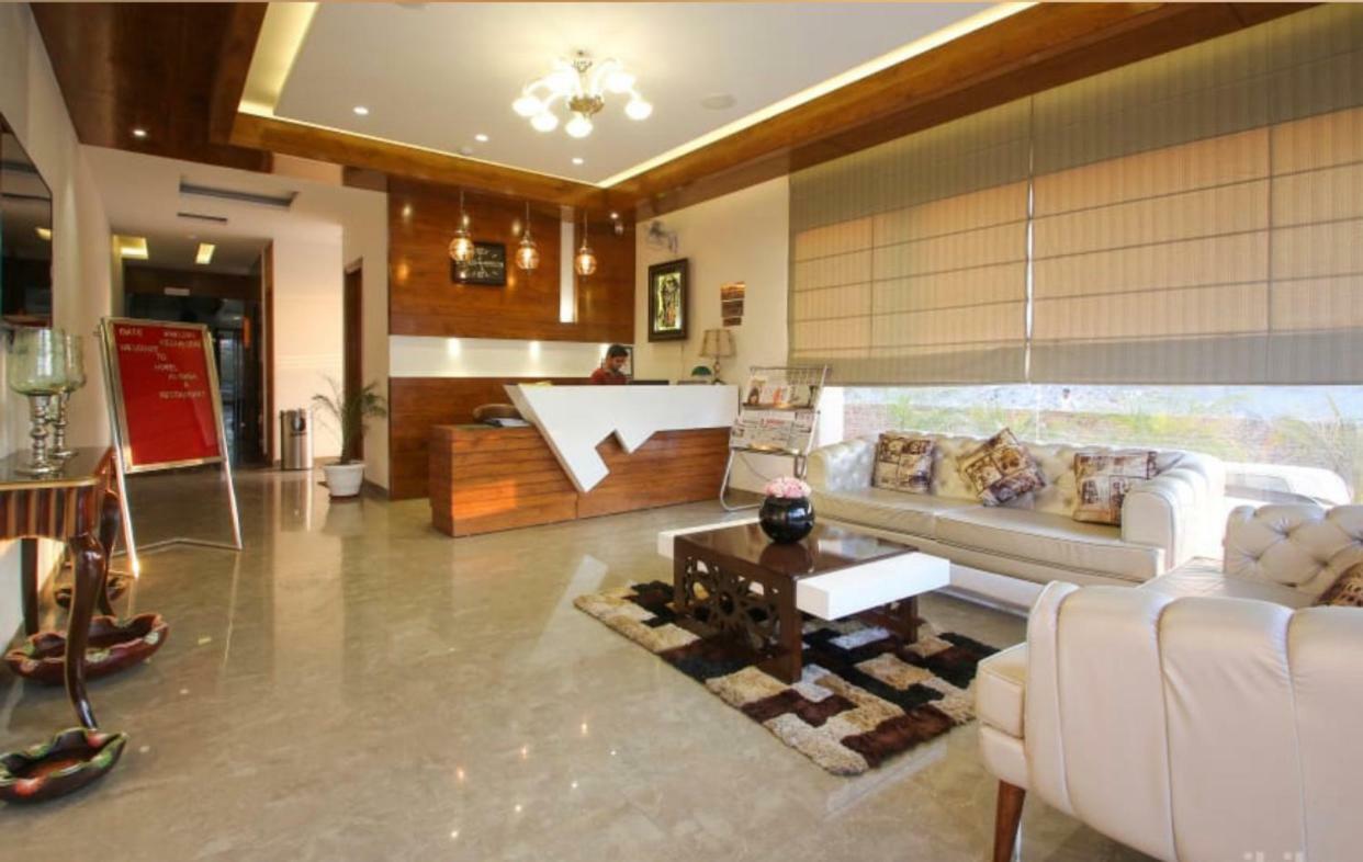 Al-Qasa Hotel Zirakpur Buitenkant foto