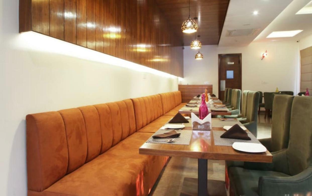 Al-Qasa Hotel Zirakpur Buitenkant foto